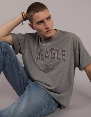 Polera AE extragrande con gráfico y logo