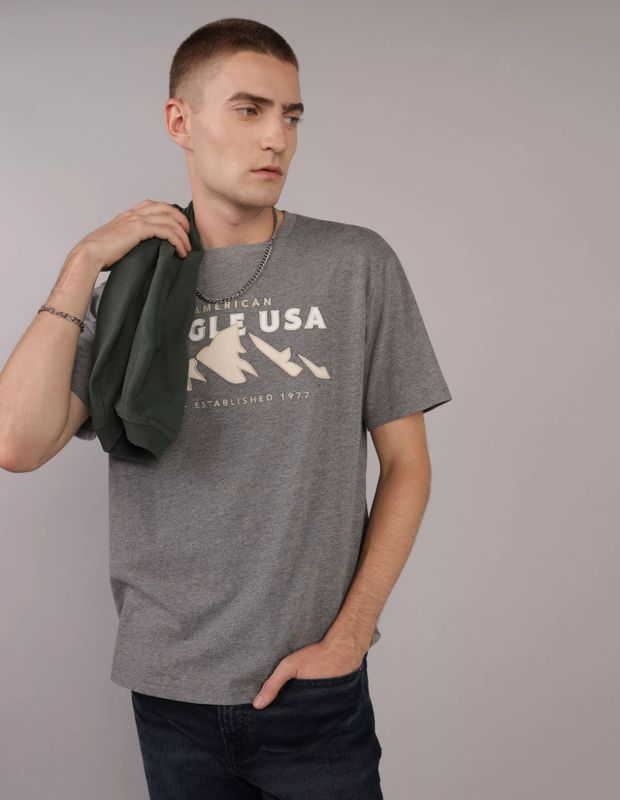 Polera AE con Gráfico y Logotipo en Relieve