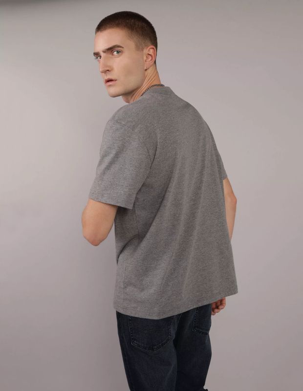 Polera AE con Gráfico y Logotipo en Relieve