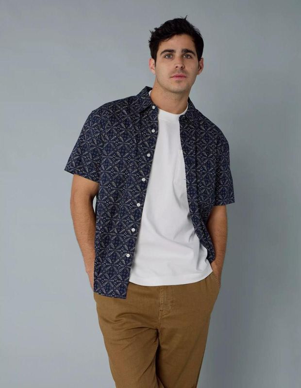 Camisa Estampada AE con Botones para la Piscina