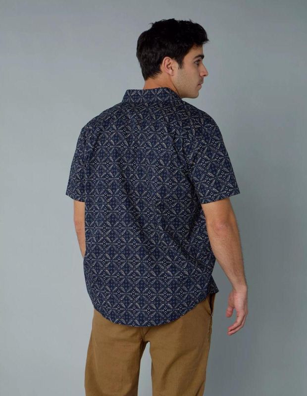 Camisa Estampada AE con Botones para la Piscina