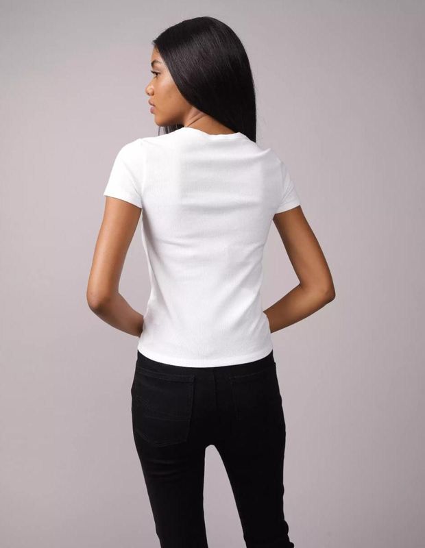 Polera clásica AE cuello redondo y gráfica playera