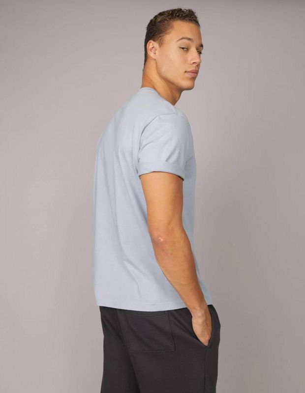 Polera AE con Gráfico de Logotipo