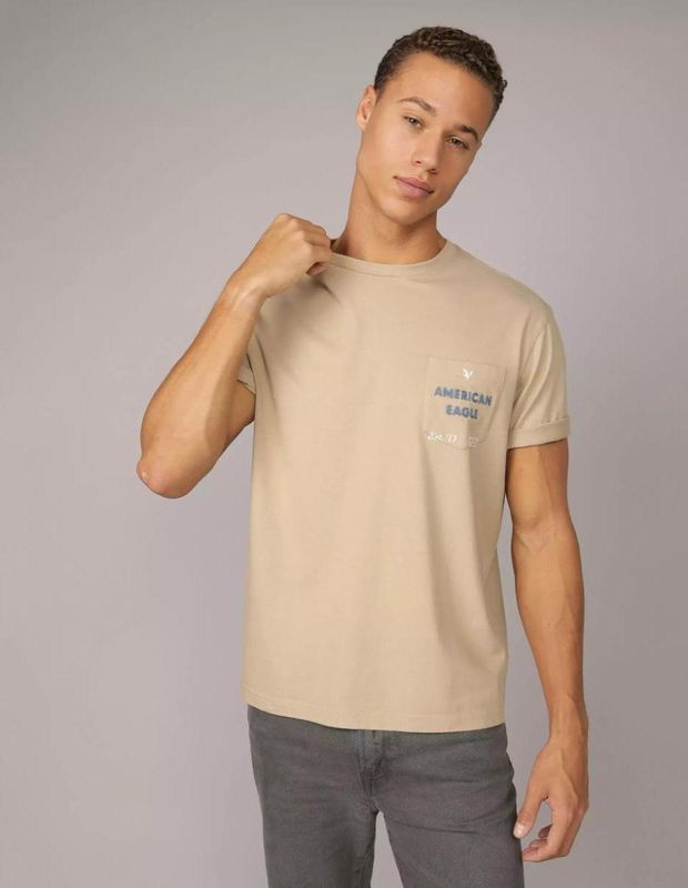 Polera AE con Gráfico y Logotipo con Relieve