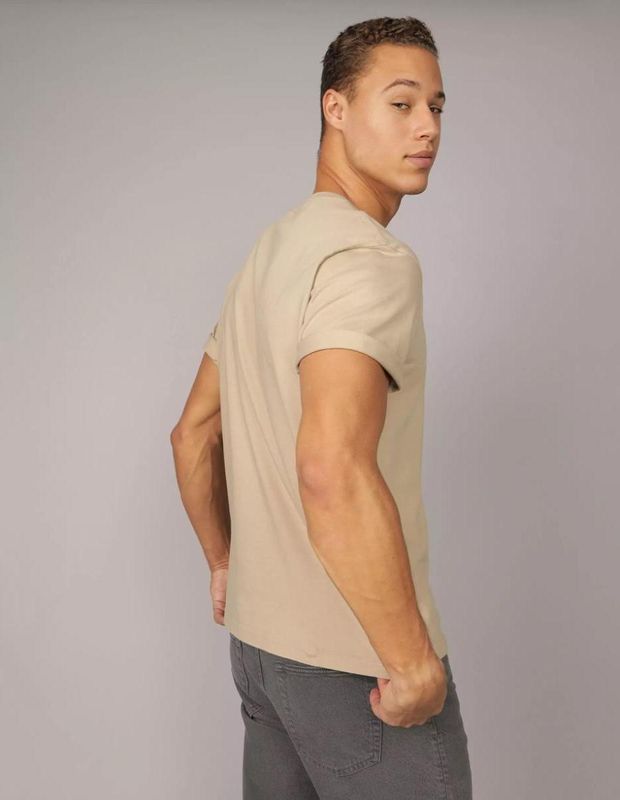 Polera AE con Gráfico y Logotipo con Relieve