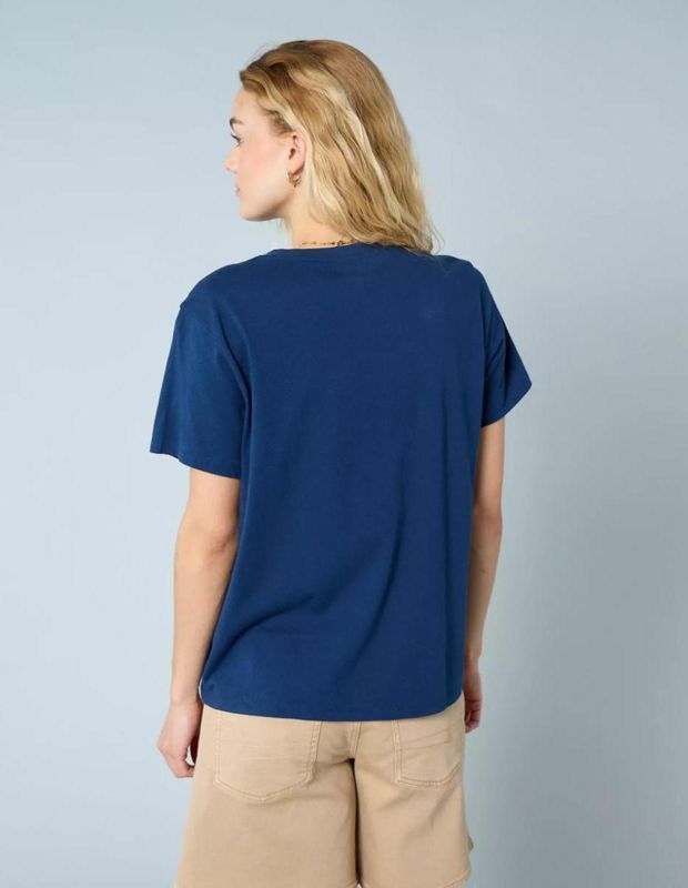 Polera AE Recta con Gráfico de Destino