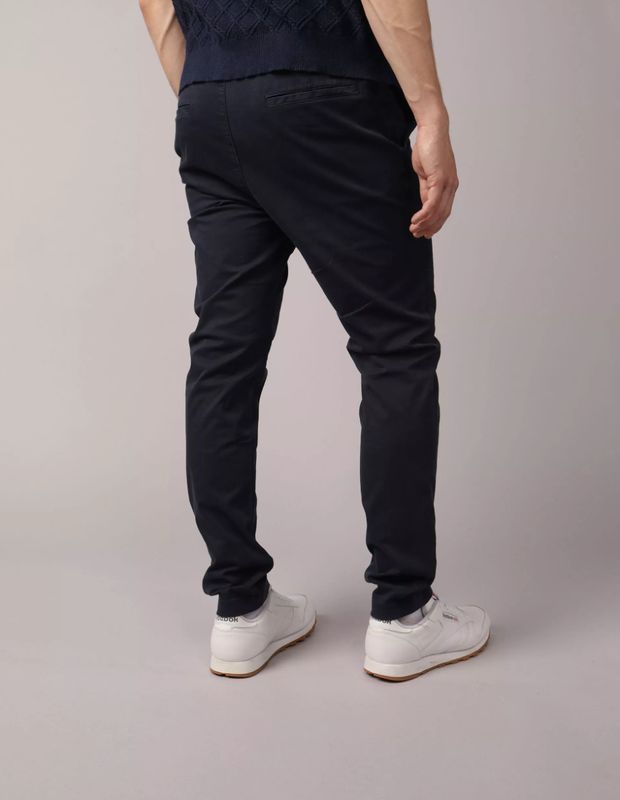 Pantalón AE Flex caqui slim con look usado